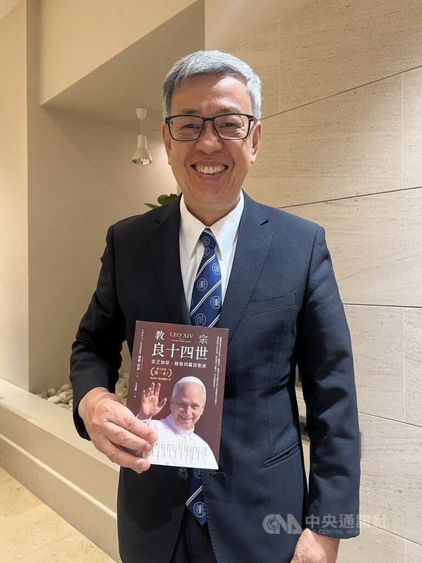 中研院長陳建仁26日晚間接受中央社專訪，談到此次參加宗座科學院大會，並贈送教宗良十四世第一本華文翻譯出版的教宗專書。中央社記者黃雅詩羅馬攝　115年9月27日