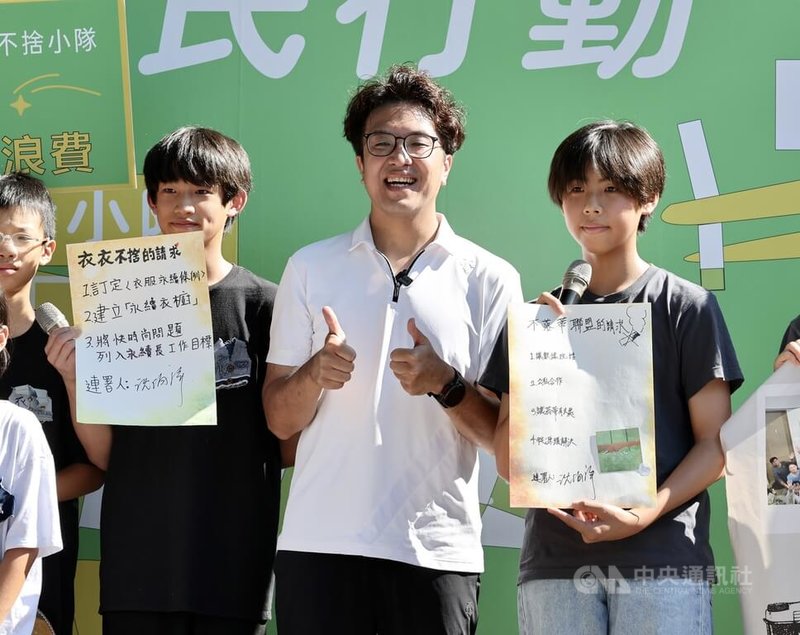 民進黨台北市長參選人沈伯洋（右2）27日在台北出席「台北兒少行動 不落蒂聯盟X衣衣不捨小隊聯合倡議」記者會，沈伯洋現場連署響應相關訴求。中央社記者張皓安攝　115年9月27日