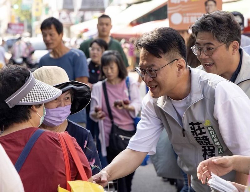 民進黨新竹市長參選人莊競程（前右）把握中秋連假，走訪各地掃街拜票，向民眾分享政策願景，希望市民能感受到他爭取服務的決心。（莊競程選舉團隊提供）中央社記者魯鋼駿傳真　115年9月28日