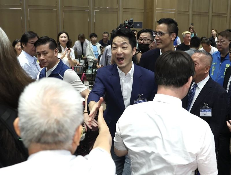 台北市長蔣萬安（中）28日出席台灣客家總商會第5屆幹部交接典禮暨中秋聯歡會，抵達現場時受到眾人熱情歡迎。中央社記者趙世勳攝　115年9月28日