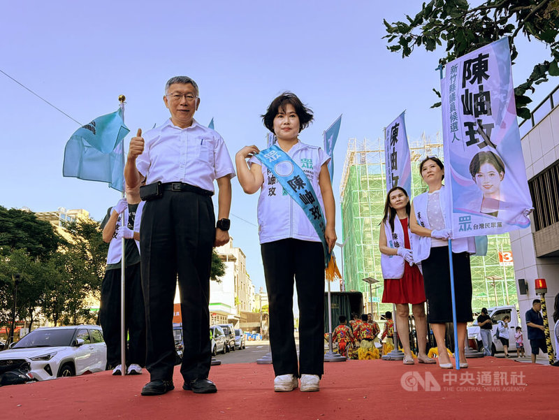 台灣民眾黨創黨主席柯文哲（左）28日到湖口鄉為黨籍新竹縣議員參選人陳岫玫（右）站台，共同造勢爭取選民支持；柯文哲說，陳岫玫具有中央公務及金融業經歷，盼爭取選民支持。中央社記者郭宣彣攝  115年9月28日