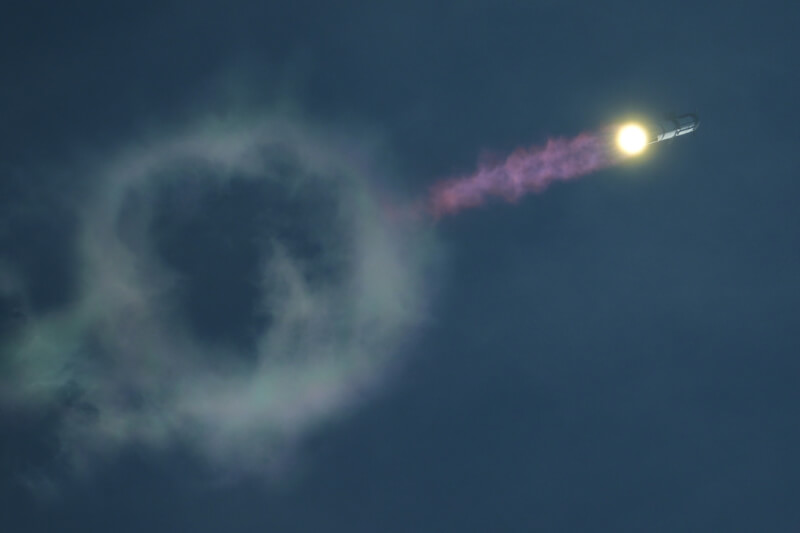 SpaceX公司的巨型火箭「星艦」28日從美國德州的星際基地升空。（美聯社）
