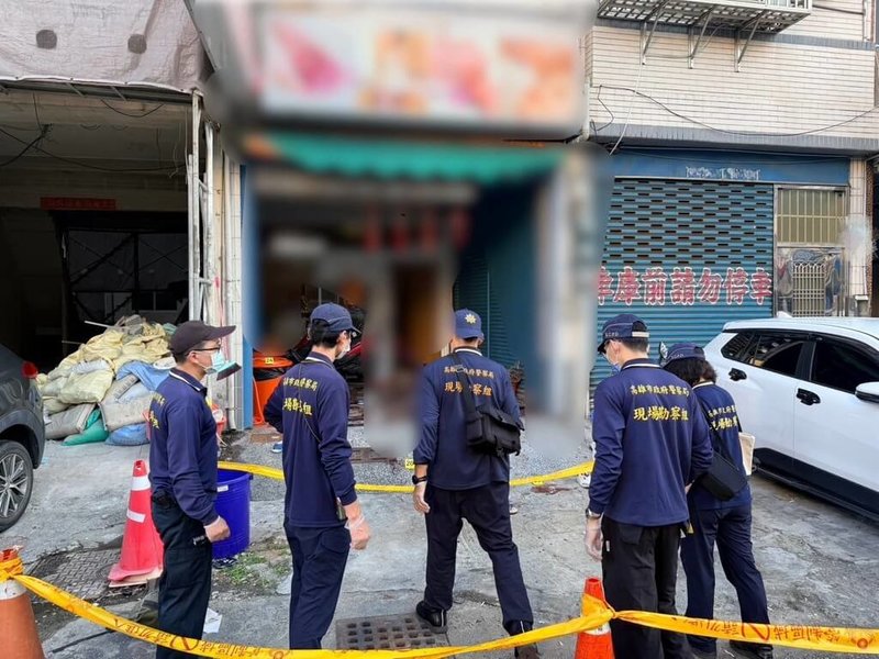 高雄市鳳山區28日凌晨發生多人衝突，造成3人受傷，其中1人不治。警方獲報後組成專案小組擴大追查，全案朝殺人等罪嫌偵辦。圖為警方派員到場採證。（高雄市政府警察局鳳山分局提供）中央社記者張已亷傳真　115年9月28日