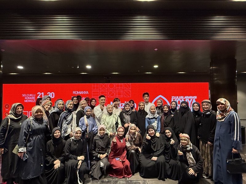 台灣創作型樂團「三個人」在土耳其「康雅國際神秘音樂節」演出大獲好評。圖為演出後與觀眾合影。（駐土耳其代表處提供）中央社記者李晉緯新德里傳真　115年9月28日