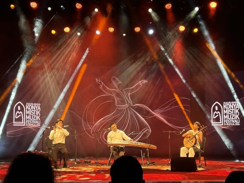 由古箏音樂家郭靖沐、中阮音樂家潘宜彤、笛簫音樂家任重組成的台灣創作型樂團「三個人」，在土耳其康雅國際神秘音樂節演出。（駐土耳其代表處提供）中央社記者李晉緯新德里傳真　115年9月28日