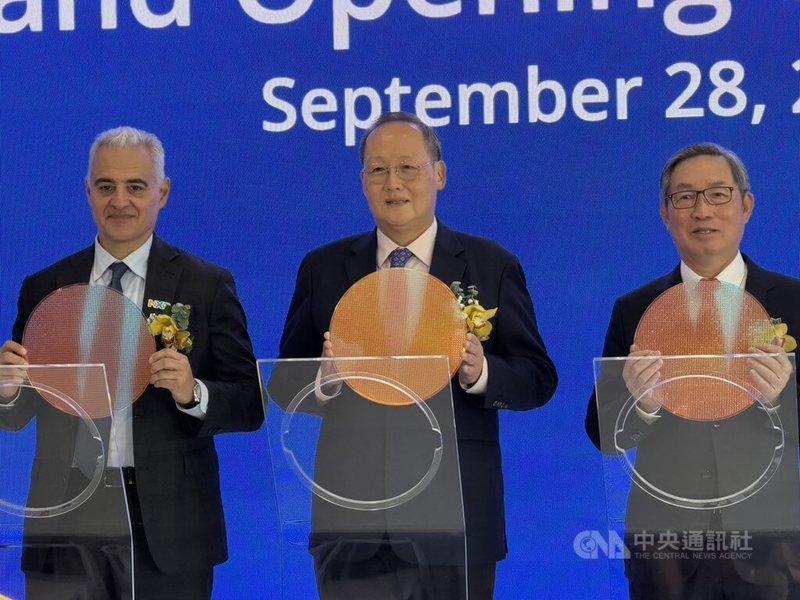 晶圓代工廠世界先進與恩智浦(NXP)合資的新加坡廠28日開幕,恩智浦執行長索托瑪約(左起)、主管能源與工業的新加坡貿工部長陳詩龍、世界先進董事長方略出席。中央社記者吳昇鴻新加坡攝 115年9月28日