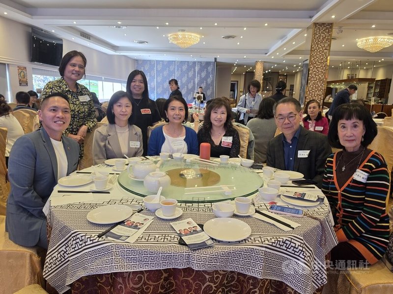 加拿大執政自由黨眾議員張瑋麟（左1）和保守黨眾議員區澤光（右2）出席敬師茶會，向台灣僑校老師致敬，也讚揚台灣文教實力，認為國際組織和專業會議都應該邀請台灣參與並分享其經驗成就。中央社記者程愛芬溫哥華攝　115年9月28日