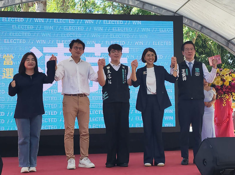 民眾黨南投縣議員參選人吳淳祐（中）28日成立競選總部，民眾黨主席黃國昌（左2）、南投縣長許淑華（右2）及國民黨立委馬文君（左）、民眾黨立委王安祥（右）到場支持。（民眾提供）中央社記者鄭維真傳真　115年9月28日