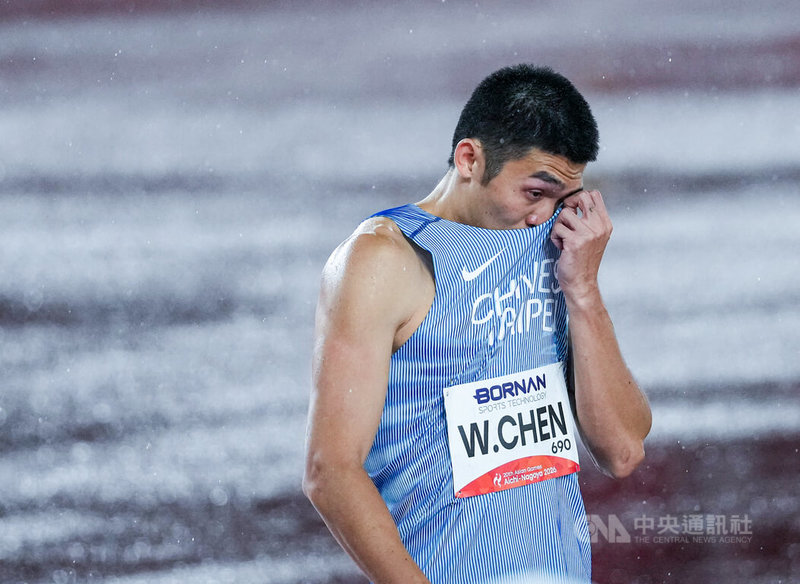 名古屋亞運田徑項目28日進行男子4x100公尺接力決賽，台灣代表隊順利飆出38秒32鍍銀，擔任第2棒的陳玟溥（圖）帶傷硬拚，賽後也激動落淚。中央社記者鄭清元愛知攝　115年9月28日