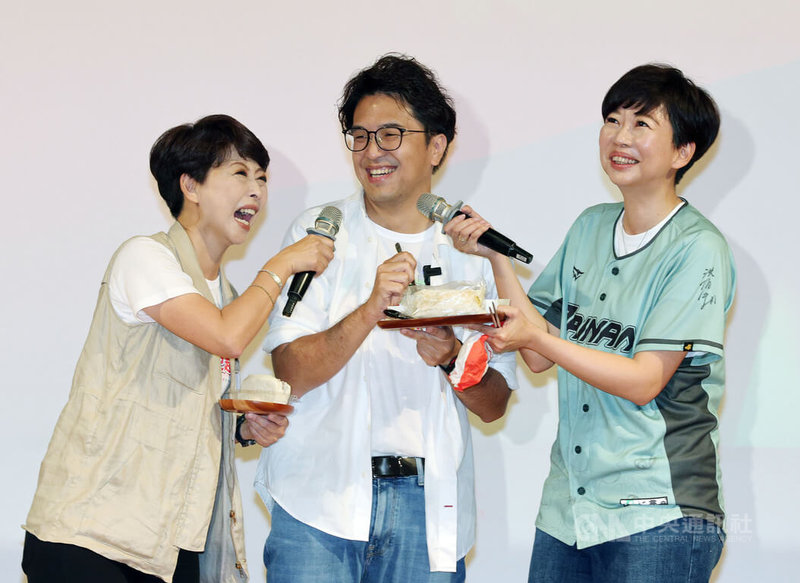 台南之友挺沈伯洋後援會28日成立，民進黨台南市長參選人陳亭妃（左）端出客製化的少糖春捲、少調味料的刈包等台南小吃，請黨籍台北市長參選人沈伯洋（中）品嚐。中央社記者郭日曉攝　115年9月28日