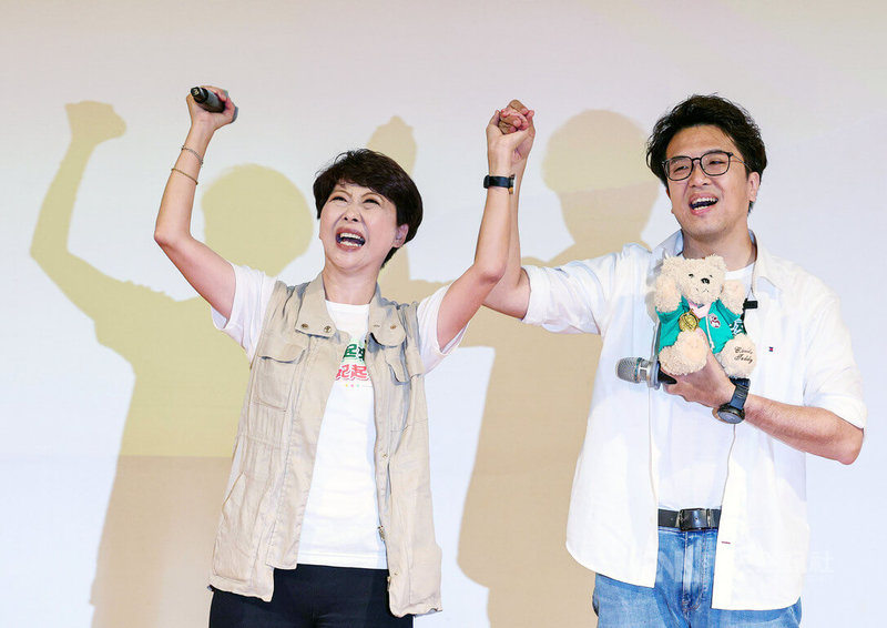 民進黨台北市長參選人沈伯洋(右)28日下午出席台南之友後援會成立大會,黨籍台南市長參選人陳亭妃(左)北上站台,祝福沈伯洋得票第一,順利進入北市府。中央社記者郭日曉攝 115年9月28日