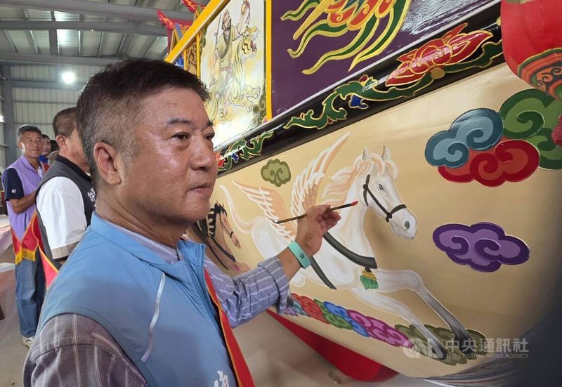 澎湖龍門安良廟「龍德千歲號」千秋寶艦28日依循傳統科儀進行開光點睛，湖西鄉長陳振中特別到場參與。中央社  115年9月28日