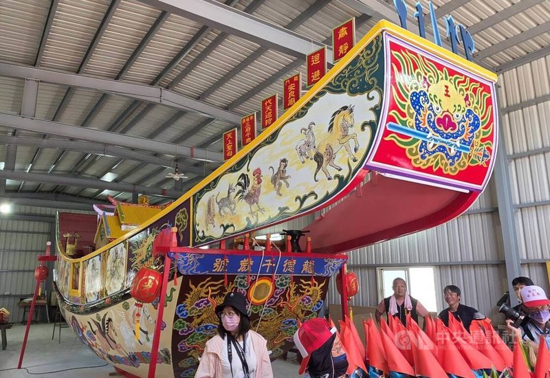 澎湖龍門安良廟「龍德千歲號」千秋寶艦28日依循傳統科儀，進行開光點睛與「擲吉賜安」儀式。中央社  115年9月28日