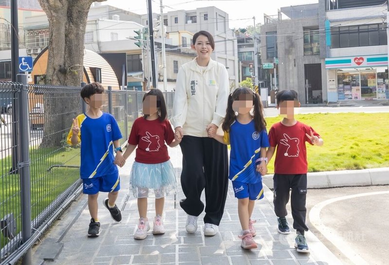 爭取連任的新竹市長高虹安（中）28日透過競選辦公室發布新聞稿，說明公托、臨托等托育施政成果，爭取選民認同與支持。（取自新竹市政府官網）中央社記者魯鋼駿傳真　115年9月28日