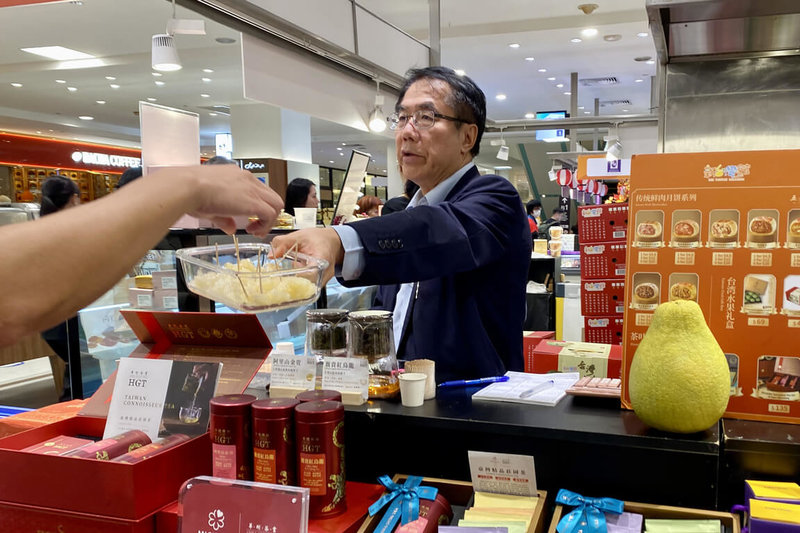 台南市長黃偉哲（圖）近日率市府團隊前往新加坡關心台南文旦銷售情形，在百貨通路販售現場向當地民眾推薦試吃。（台南市政府提供）中央社記者楊思瑞台南傳真　115年9月28日