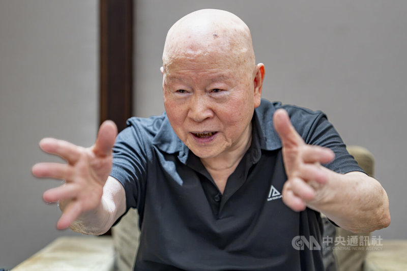 前民進黨主席許信良接受中央社專訪時表示，台灣的社會福利支出仍有增加空間，民進黨政府應「堂堂正正拿著社會福利大旗」，讓社會福利成為民進黨鮮明的執政標誌。中央社記者鄭清元攝　115年9月28日