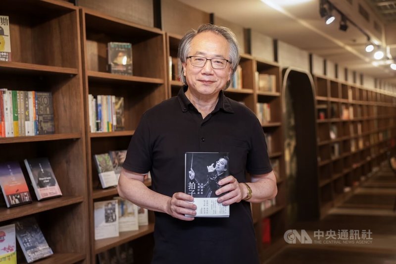 指揮家呂紹嘉（圖）出版「拍子之間：呂紹嘉的音樂行旅」，用文字寫下他40餘年在音符之間感受到的人生真諦，希望把更正向的人生經驗與音樂領悟和大家分享。中央社記者裴禛攝  115年9月28日