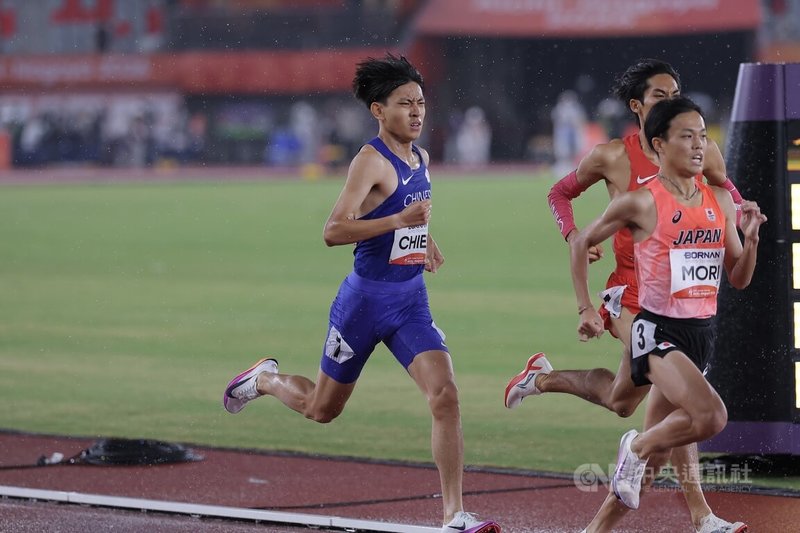 名古屋亞運田徑項目男子1500公尺決賽28日進行，台灣好手簡子傑（左）以3分39秒00破個人紀錄，排名第6。中央社記者翁睿坤愛知攝　115年9月28日
