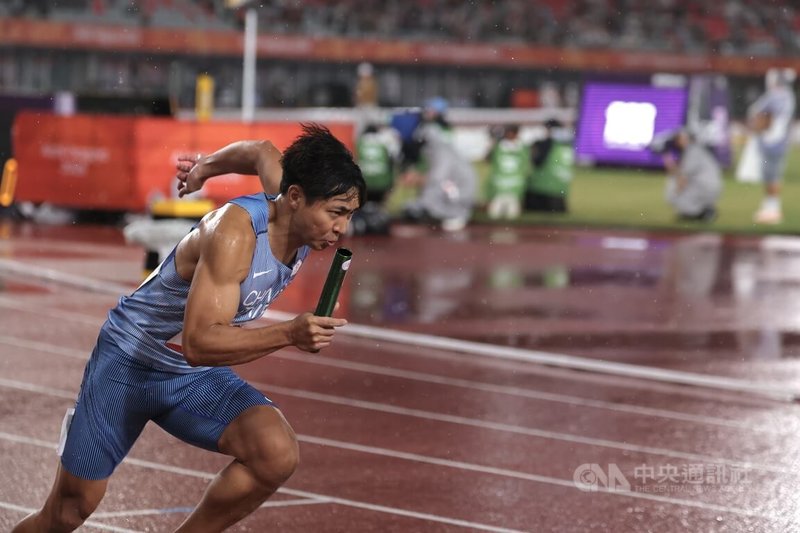 名古屋亞運28日田徑男子400公尺接力台灣隊楊俊瀚、陳玟溥、黃左軍、賴柏翔奪下銀牌。圖為賴柏翔擔任首棒跑出優異的開場。中央社記者翁睿坤愛知攝　115年9月28日