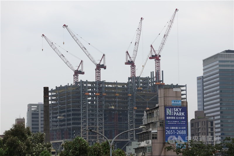 圖為台北市南港區興建中的建案。（中央社檔案照片）