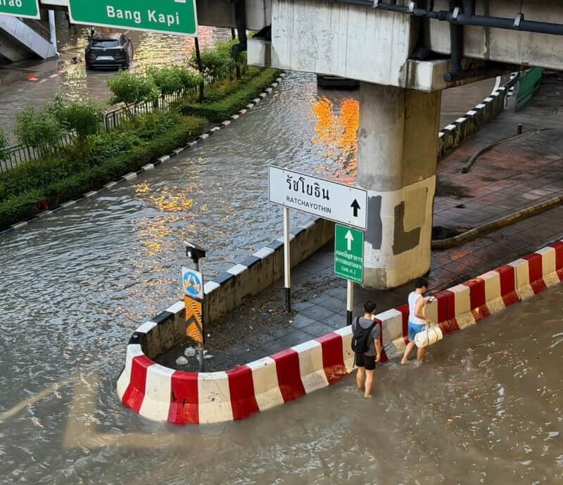 泰國曼谷近日豪雨造成多處淹水,民眾涉水通行,部分路段積水已淹過腳踝。(民眾提供)