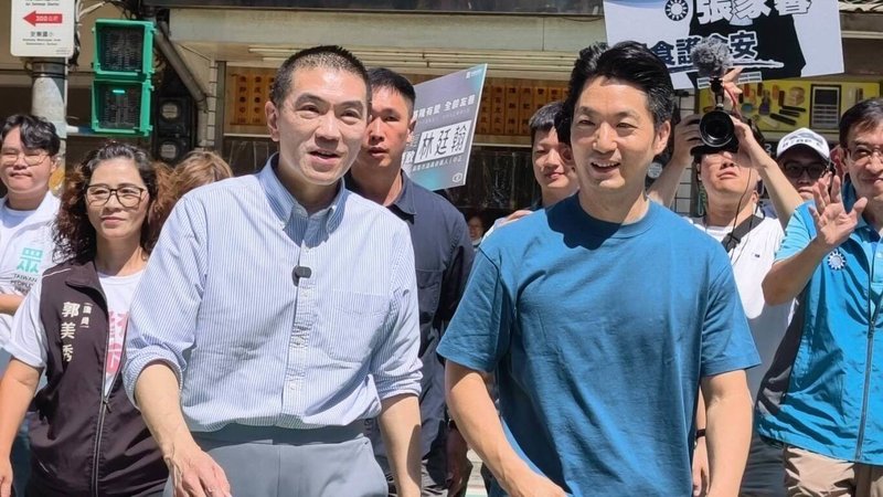 國民黨台北市長蔣萬安（前右）28日前往基隆安樂市場，為同黨籍爭取連任的基隆市長謝國樑輔選（前左）；蔣萬安呼籲選民繼續支持，讓台北市、基隆市都能夠再贏一次。（謝國樑競選辦公室提供）中央社記者沈如峰基隆傳真  115年9月28日