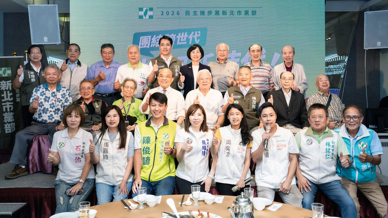 前台北縣長尤清（中右4）出席民進黨新北市黨部39週年慶暨資深黨員聯誼餐會，大讚新北市長參選人蘇巧慧（後右4）是「新時代最好的新北市長」。（蘇巧慧競總提供）中央社記者王鴻國傳真　115年9月28日