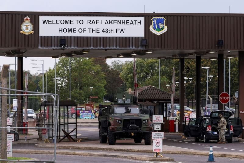 27日一輛輕型裝甲車停在英國費爾福皇家空軍基地入口。（路透社）
