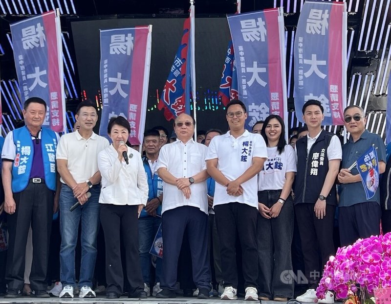 中秋教師節連假最後一天，台中市長盧秀燕（前左3）28日展開輔選行程，與國民黨台中市長參選人江啟臣（前左2）為黨籍市議員參選人楊大鋐（前右4）站台。中央社記者郝雪卿攝  115年9月28日