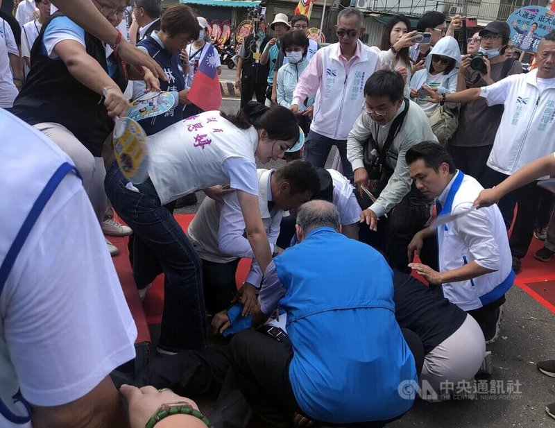 民眾黨嘉義市長參選人張啓楷競選總部28日成立，國民黨嘉義縣市黨部主委蔡明顯疑因天氣炎熱加上疲勞，突然感到昏眩從舞台上跌落。中央社記者黃國芳攝　115年9月28日