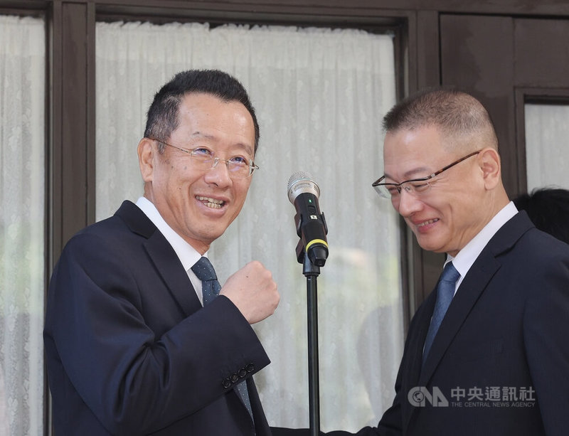 國防部長顧立雄（左）29日上午在立法院受訪表示，在川習會後，有接獲美方一再的說明，美國對台的政策並沒有任何改變；相關持續的軍售案這部分，也跟美方在持續地接洽當中，每個案項具體的合作情況，迄今並沒有接獲任何改變的通知。中央社記者郭日曉攝 115年9月29日