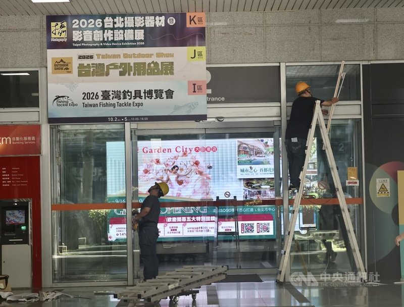 國發會29日公布8月景氣燈號連9紅，追平史上最長紅燈紀錄，綜合判斷分數為41分，與7月持平，領先及同時指標續呈上升。圖為工程人員在台北南港展覽館外，為消費用品展覽進行布置作業。中央社記者王飛華攝　115年9月29日