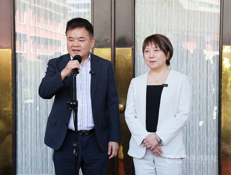 總統賴清德日前宣布116年將普發現金新台幣1萬元，國民黨立法院黨團加碼到2萬元，列為立法院新會期優先法案。民進黨立法院黨團幹事長莊瑞雄（左）29日在議場外受訪表示，政策仍要考量國家整體財力及各項建設，一個穩健、真正有能力帶領國家繼續向前的政黨，不應因一時興起就不斷喊加碼。中央社記者郭日曉攝　115年9月29日