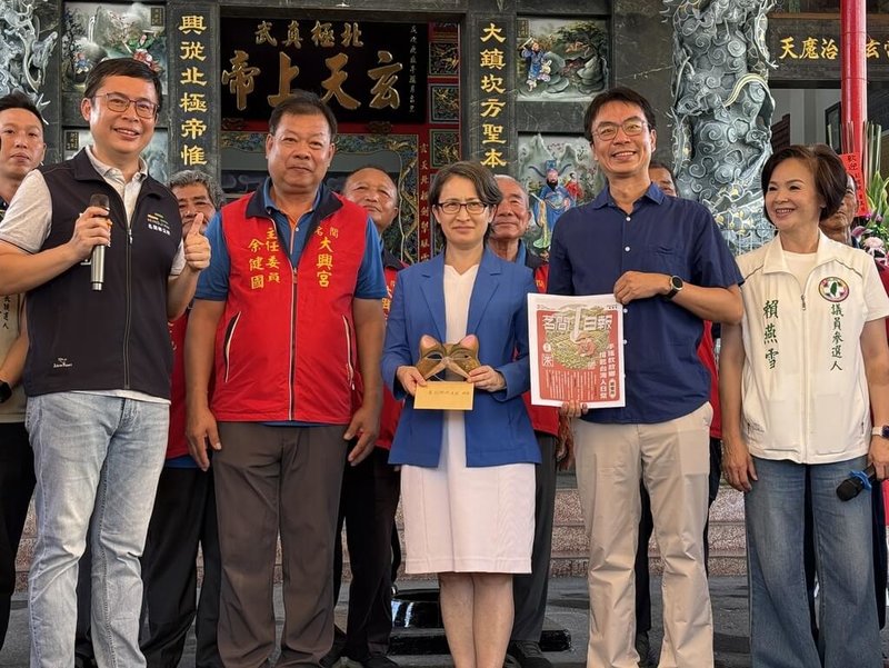 副總統蕭美琴（前中）29日前往南投縣名間鄉大興宮參香祈福，民進黨南投縣長參選人温世政（前右2）、名間鄉長陳翰立（前左）等人陪同。（温世政團隊提供）中央社記者蕭博陽南投縣傳真　115年9月29日