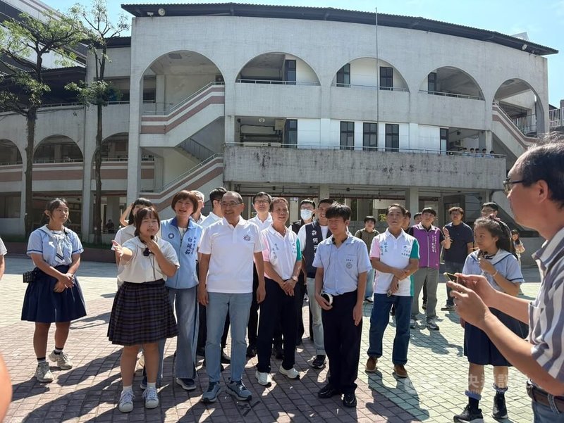 新北市汐止區秀峰高中29日舉行新校舍啟用典禮，學生為新北市長侯友宜（前排左2）進行校園導覽。中央社記者曹亞沿攝　115年9月29日