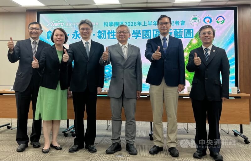 國科會9月29日舉辦記者會，公布2026年上半年三大科學園區營收表現，國科會主委吳誠文（右三）、國科會副主委蘇振綱（左三）等人出席。