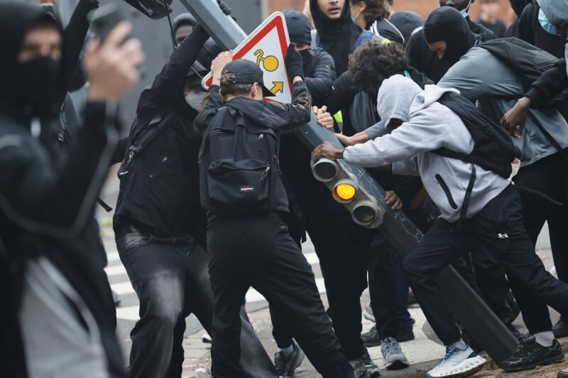 法國北部大城里爾29日有蒙面學生聚集在巴吉歐高中外與警方爆發衝突。（美聯社）