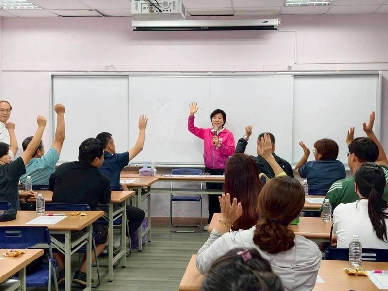 中秋教師節連假，花蓮住房率回溫，國民黨籍花蓮縣長參選人游淑貞（粉紅外衣者）29日感謝遊客選擇花蓮，也提到將持續提升旅遊品質。（游淑貞競選團隊提供）中央社記者張祈傳真　115年9月29日