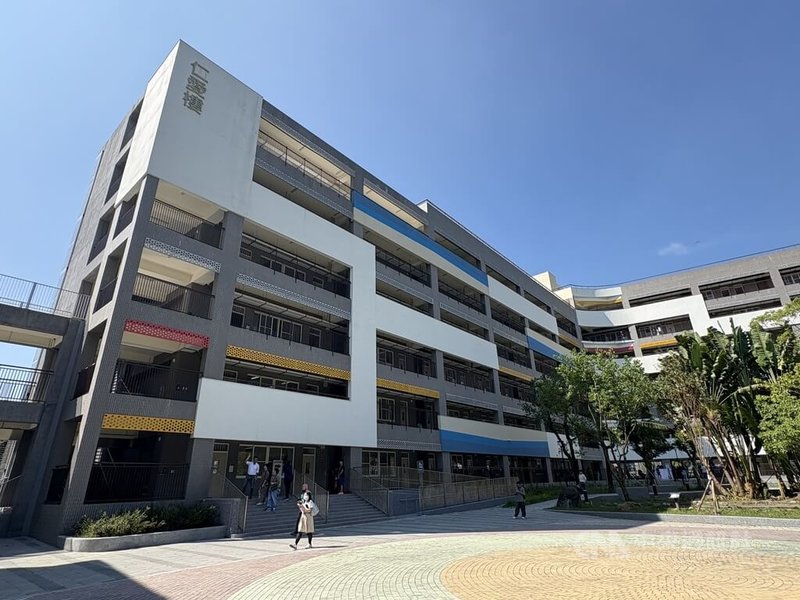 新北市汐止區秀峰高中因校舍老舊，有鋼筋外露等安全疑慮，歷時8年改建，新校舍外觀以淺灰色搭配彩色金屬板，呈現活潑明亮風格。中央社記者曹亞沿攝　115年9月29日