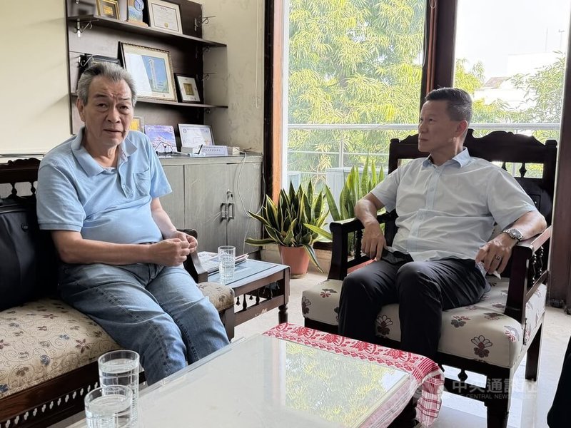 國立陽明交通大學前瞻半導體研究所教授成維華（左）說，隨著人工智慧（AI）伺服器、快速充電及資料中心應用的快速成長，高效氮化鎵（GaN）功率元件正釋放出龐大的商業機會。中央社記者李晉緯新德里攝　115年9月29日
