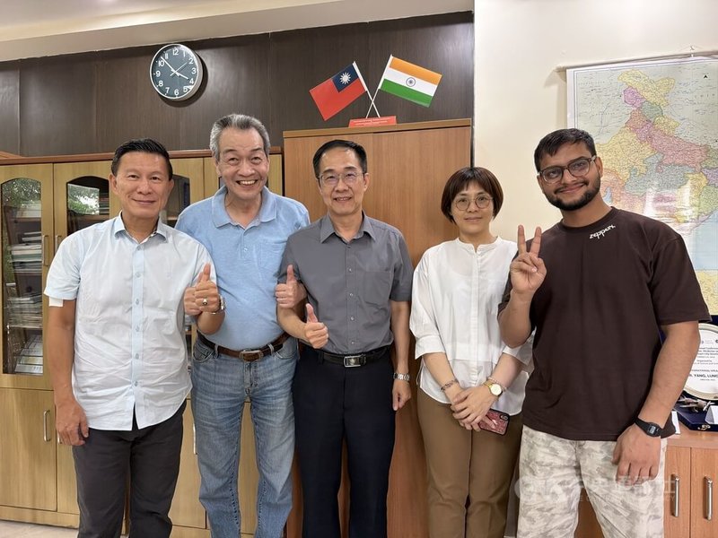 國立陽明交通大學前瞻半導體研究所教授成維華（左2）指出，在先進半導體設計與製造方面，台灣世界第1的地位無庸置疑，但中國緊追在後，印度雖剛起步，卻有很多優秀理工人才，若台灣能和印度合作，將能保持世界領先地位。中央社記者李晉緯新德里攝　115年9月29日