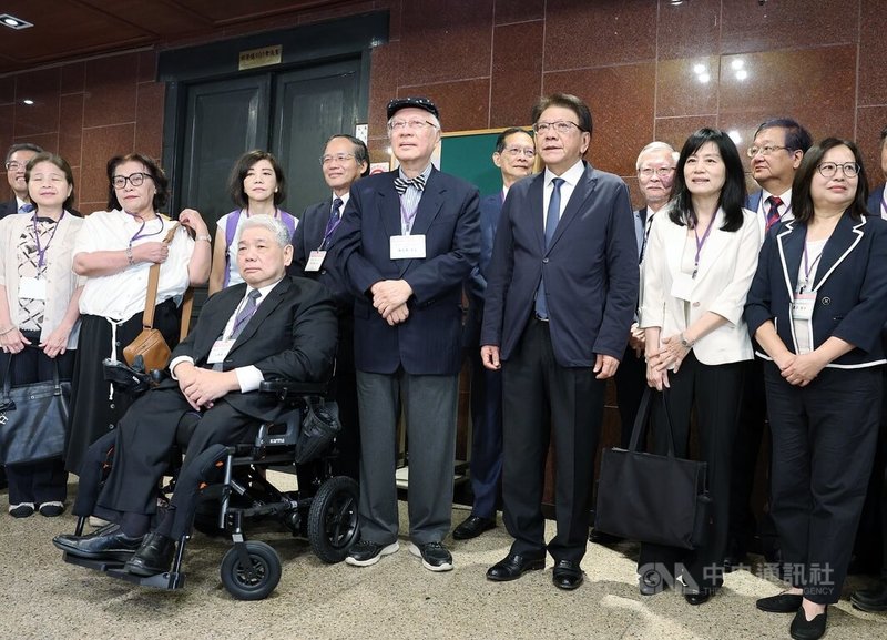 立法院29日進行監察院人事同意權案投票，總統府秘書長潘孟安（前右3）陪同監委被提名人赴立法院拜會民進黨立法院黨團。中央社記者郭日曉攝 115年9月29日