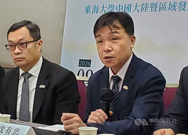 陸委會副主委沈有忠（右）29日表示，中方提出建構「建設性戰略穩定」須美中共同「反軍國主義」與「反台獨」；但將台灣套進「戰略穩定」架構、要求美方讓步的主張已被明確拒絕。中央社記者陳鎧妤攝　115年9月29日