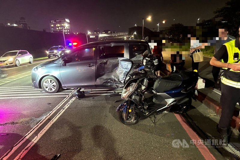 新北市新莊區重新堤外道29日晚間發生3汽車及2機車擦撞事故，警方表示，7名傷者均意識清楚、無生命危險。（翻攝照片）中央社記者王鴻國傳真　115年9月29日