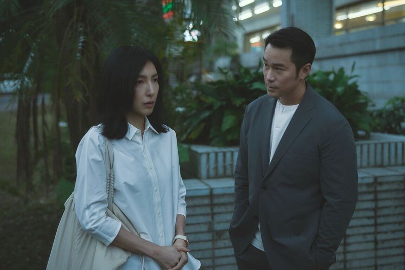 演員楊謹華（左）在影集「消失的裂痕」一人分飾2角，角色是面對兒子失蹤的可憐母親，與劇中丈夫張孝全（右）有多場情緒對手戲。（嘉揚電影提供）中央社記者洪素津傳真　115年9月29日