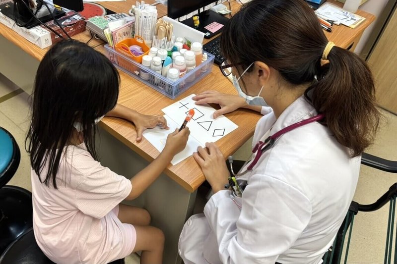高雄共有160家合約醫療院可進行免費兒童發展篩檢，即日起家長帶未滿7歲兒童完成免費兒童發展篩檢，即可獲得限量100元禮物卡；盼有效提升篩檢涵蓋率，建立更完善的兒童發展支持網絡。（高雄市衛生局提供）中央社記者林巧璉傳真　115年9月29日
