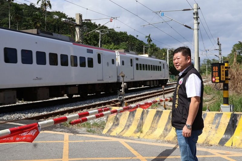 無黨籍花蓮縣長參選人張峻（圖）關注交通議題，認為台鐵北迴線和仁至崇德路段應以強化邊坡、落石防護及監控預警，花東鐵路雙軌化、花蓮至吉安7處平交道高架化評估應儘速完成。（張峻競選團隊提供）中央社記者張祈傳真 115年9月29日