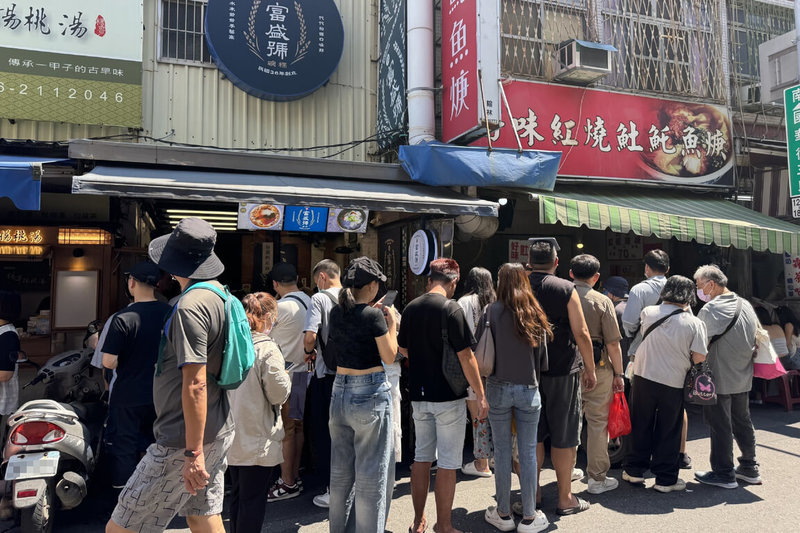 台南市政府統計中秋暨教師節4天連假共有約150萬人次遊客造訪各景點，國華街商圈湧入不少遊客排隊吃美食。（台南市政府提供）中央社記者楊思瑞台南傳真　115年9月29日