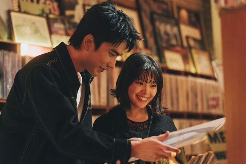電影「鼠一般的你」即將上映，由演員曾敬驊（左）、日本影后岸井雪乃（右）主演，岸井雪乃稱讚曾敬驊日文平假名字跡漂亮。（華映提供）中央社記者王心妤傳真　115年9月29日