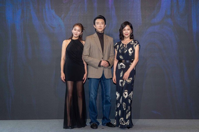 演員陳意涵（左起）懷秋、天心29日出席「郵票與舒芙蕾」宣傳首映會，其中天心和懷秋在劇中有大尺度的親密對手戲。（時創影業提供）中央社記者洪素津傳真　115年9月29日